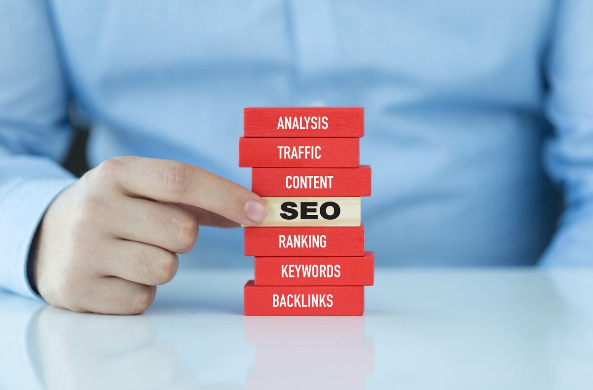 SEO çalışmasının bileşenleri: analiz, trafik, içerik, sıralama, anahtar kelime ve bağlantılar